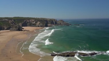 Yazın Portekiz 'in Ohexe kasabasındaki güzel körfezi turistlerle sahilde çekiyoruz. Portekiz Alentejo