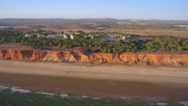 Letecké video krásných portugalských jižních pláží Falesie. Písečné hory turisté na dovolené. — Stock video