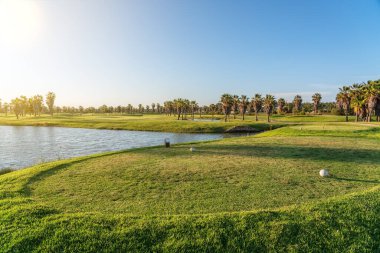 Temiz göletleri ve rahatlama ve golf için palmiye ağaçları olan turistler için modern golf sahaları. Albufeira, Algarve
