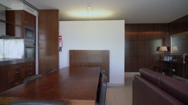 Yurt otelinde turistler için donanımlı modern bir dubleks mutfak odası. Panorama hareket halinde.