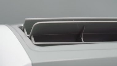 Taşınabilir mobil klima odanın ısıtılması, soğutulması veya nemden arındırılması için açılır. Yakın plan. Başlat düğmesi, parmak.