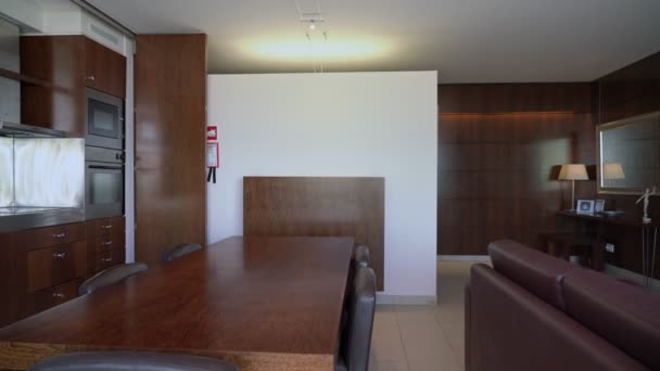 Una moderna cocina dúplex con una sala de estar equipada para los turistas en el hotel albergue. Panorama en movimiento. — Vídeos de Stock