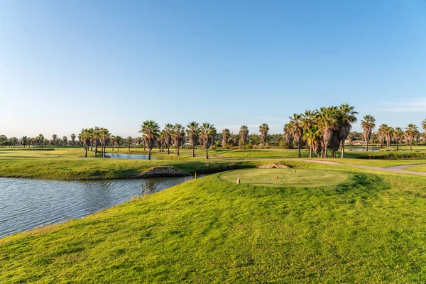 Moderne Golfplätze für Touristen mit klaren Teichen und Palmen zum Entspannen und Golfen. Albufeira, Algarve — Stockfoto