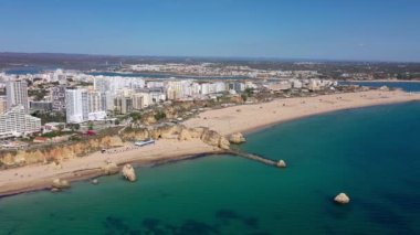 Portekiz 'in güney şehri Portimao' nun büyüleyici plajları ve açık mavi denizin üzerindeki güzel hava manzarası..
