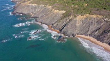Portekiz 'in dağlık kıyı şeridi Vicentina' nın hava manzarası. Aljezur köyü, sahil Vale dos Homens. Sagres Alentejo