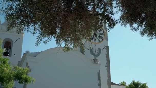Португальская часовня, в церкви южного города Тавира. Стрельба со стабилизатором. — стоковое видео
