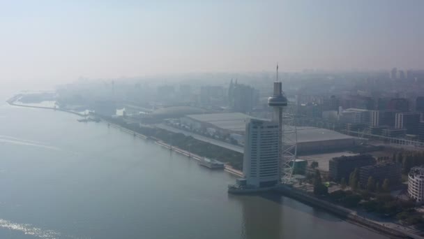 Letecký pohled na Lisabon a Vasco da Gama Tower, časné ráno s mlhou. — Stock video
