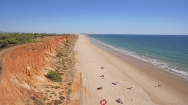 Falesia 'nın güzel Portekiz güney sahillerinin hava videosu. Sandy dağları turistler tatilde.. — Stok video