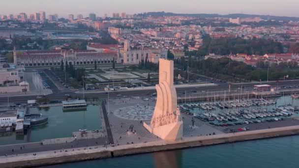 Nádherná krajina západu slunce s výhledem na portugalský památník objevů, Padrao dos Descobrimentos. Belem. Hrad Jeronimos v pozadí. — Stock video