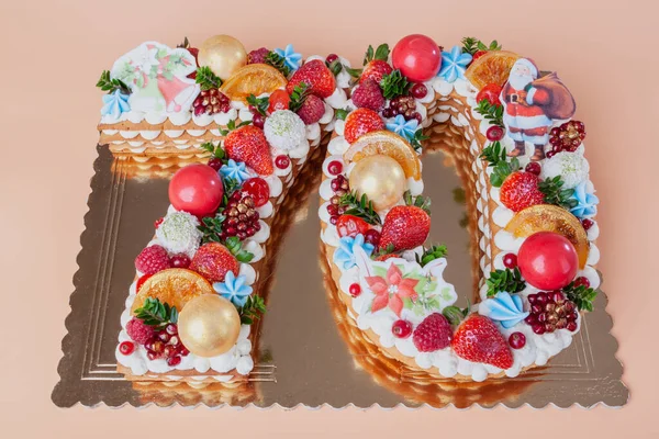 お祝いのケーキ上から果実や果実から70の数の形でハッピー新年. — ストック写真