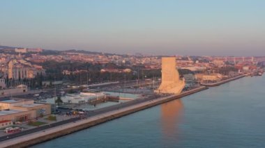 Portekiz Keşifler Anıtı 'na bakan muhteşem gün batımı manzarası Padrao dos Descobrimentos. Belem. Arka planda Jeronimos Kalesi.