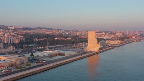 Portekiz Keşifler Anıtı 'na bakan muhteşem gün batımı manzarası Padrao dos Descobrimentos. Belem. Arka planda Jeronimos Kalesi. — Stok video