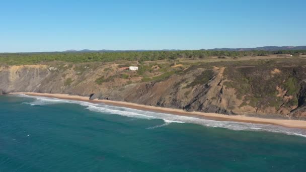 Letecký pohled na portugalské horské pobřeží, Vicentina. Vesnice Aljezur, pláž Vale dos Homens. Sagres — Stock video