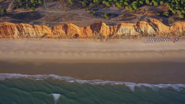 Luftbild der schönen portugiesischen Südstrände von Falesia. Sandige Bergtouristen im Urlaub. — Stockvideo