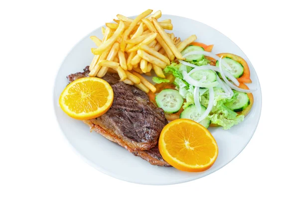 Gegrilde kalfsvlees of varkensvlees met aardappelchips salade op witte geïsoleerde achtergrond. — Stockfoto