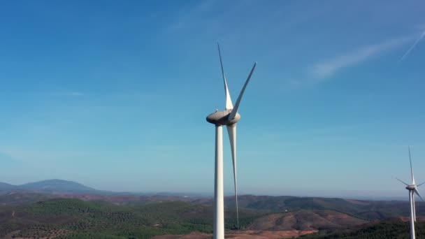 Gerar electricidade verde limpa a partir de geradores de turbinas eólicas na zona montanhosa portuguesa. Cuidar do meio ambiente e da natureza. — Vídeo de Stock