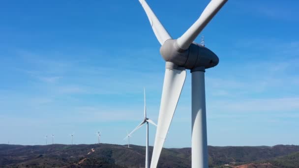 Het opwekken van schone groene elektriciteit uit windturbinegeneratoren in het Portugese berggebied. Zorg voor het milieu en de natuur. — Stockvideo