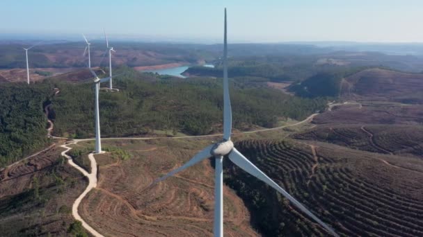 Erzeugung sauberen grünen Stroms aus Windenergieanlagen in der portugiesischen Bergregion. Sorge für Umwelt und Natur. — Stockvideo