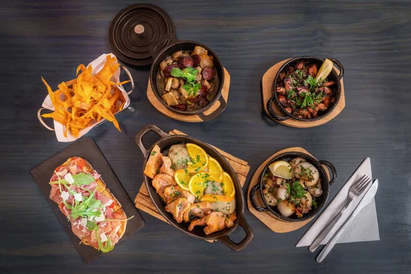 Geleneksel Portekiz mutfak yemekleri et ve balık ürünleri ahşap bir masa düz görünüm yatıyordu — Stok fotoğraf