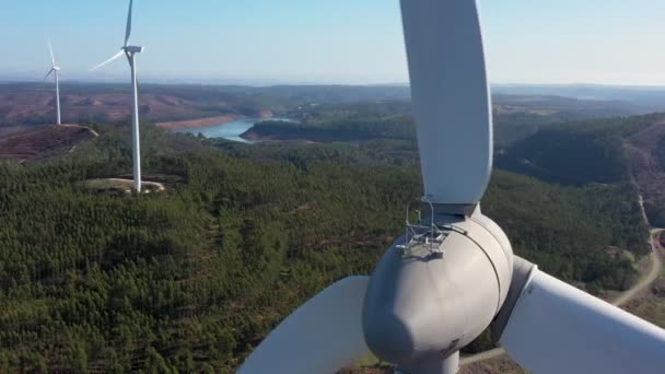 Generación de electricidad verde limpia a partir de generadores de turbinas eólicas en la zona montañosa portuguesa. El cuidado del medio ambiente y la naturaleza. — Vídeos de Stock