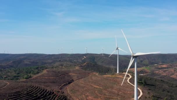 Создание чистой зеленой электроэнергии из ветряных турбин генераторов в португальском горном районе. Забота об окружающей среде и природе. — стоковое видео