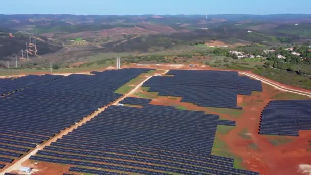 Αεροφωτογραφία γιγαντιαίων πορτογαλικών αγρών με ηλιακές φωτοβολταϊκές μπαταρίες για τη δημιουργία καθαρού οικολογικού ηλεκτρισμού. Νότια Πορτογαλία της Ευρώπης. — Αρχείο Βίντεο