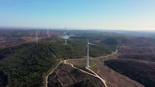 Generación de electricidad verde limpia a partir de generadores de turbinas eólicas en la zona montañosa portuguesa. Sur de Portugal. — Vídeo de stock