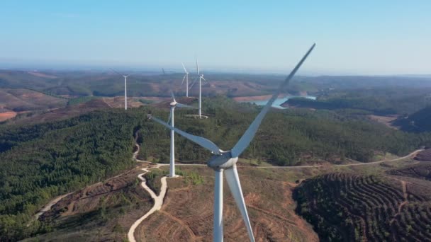 Erzeugung sauberen grünen Stroms aus Windenergieanlagen in der portugiesischen Bergregion. Sorge für Umwelt und Natur. — Stockvideo