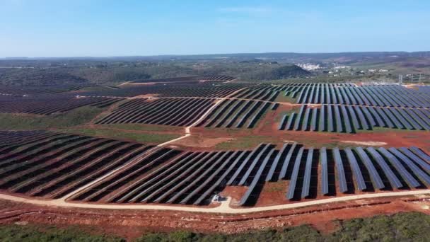 Αεροφωτογραφία γιγαντιαίων πορτογαλικών αγρών με ηλιακές φωτοβολταϊκές μπαταρίες για τη δημιουργία καθαρού οικολογικού ηλεκτρισμού. Νότια Πορτογαλία της Ευρώπης. — Αρχείο Βίντεο