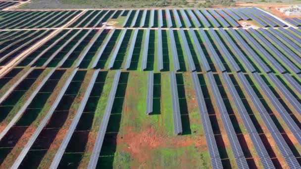 Flygfoto över gigantiska portugisiska fält med solcellsbatterier för att skapa ren ekologisk elektricitet. Södra Portugal i Europa. — Stockvideo
