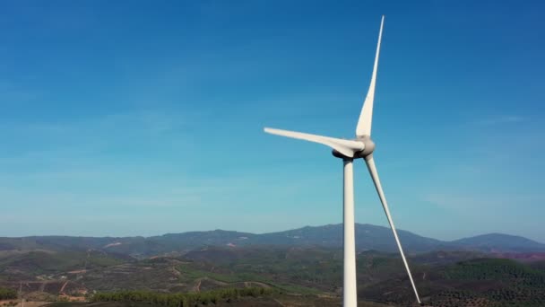 Erzeugung sauberen grünen Stroms aus Windenergieanlagen in der portugiesischen Bergregion. Sorge für Umwelt und Natur. — Stockvideo