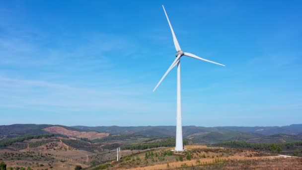Παραγωγή καθαρής πράσινης ηλεκτρικής ενέργειας από ανεμογεννήτριες στην ορεινή περιοχή της Πορτογαλίας. Φροντίδα για το περιβάλλον και τη φύση. — Αρχείο Βίντεο