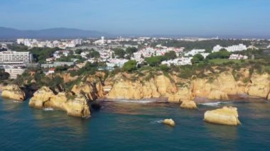 Güzel Portekiz plajları kayalık kumlu sahiller ve güneydeki Algarve 'de turistler için saf kum manzarası..