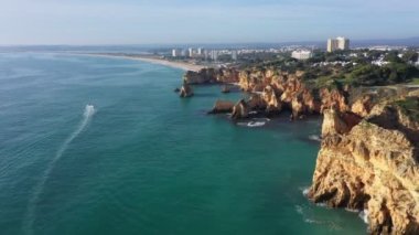 Güzel Portekiz plajları kayalık kumlu sahiller ve güneydeki Algarve 'de turistler için saf kum manzarası..