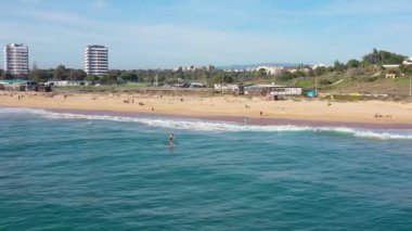 Güzel Portekiz plajları kayalık kumlu sahiller ve güneydeki Algarve 'de turistler için saf kum manzarası..
