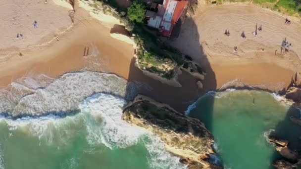 Vue aérienne de belles plages portugaises avec des rivages rocheux et du sable pur pour les touristes loisirs dans l'Algarve au sud. — Video