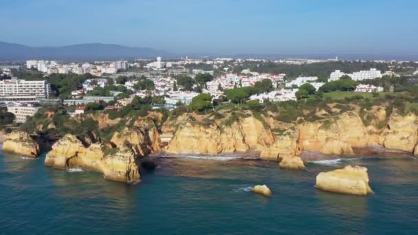 남쪽의 알가르베에서 관광객들 이 오락을 즐길 수있도록 모래사장 과 순수 한 모래가 있는 아름다운 포르투갈 해변을 공중에서 내려다본 모습. — 비디오