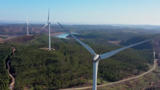 Generazione di elettricità verde pulita da generatori eolici nella zona montagnosa portoghese. Sud del Portogallo. — Video Stock