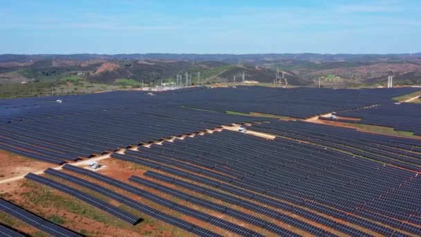 Widok z lotu ptaka gigantycznych pól portugalskich z bateriami słonecznymi fotowoltaicznymi do produkcji czystej ekologicznej energii elektrycznej. Południowa Portugalia Europy. — Wideo stockowe