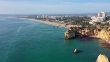 Güzel Portekiz plajları kayalık kumlu sahiller ve güneydeki Algarve 'de turistler için saf kum manzarası..