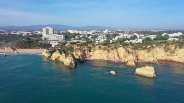 Güzel Portekiz plajları kayalık kumlu sahiller ve güneydeki Algarve 'de turistler için saf kum manzarası..