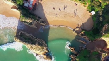 Güzel Portekiz plajları kayalık kumlu sahiller ve güneydeki Algarve 'de turistler için saf kum manzarası..