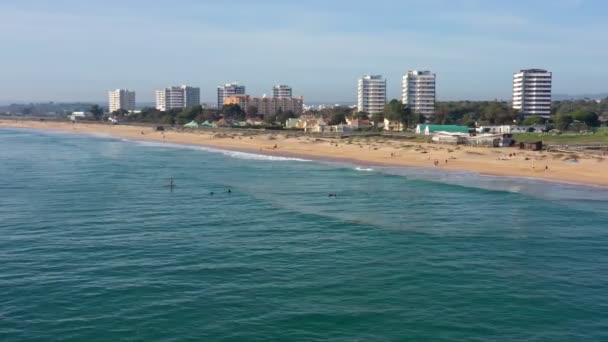 在南部阿尔加维，空中俯瞰美丽的葡萄牙海滩，拥有岩石沙质海岸和纯净的沙滩，供游客娱乐. — 图库视频影像