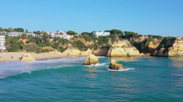 Letecký pohled na krásné portugalské pláže s skalnatými písčitými břehy a čistý písek pro turisty rekreace v Algarve na jihu. — Stock video