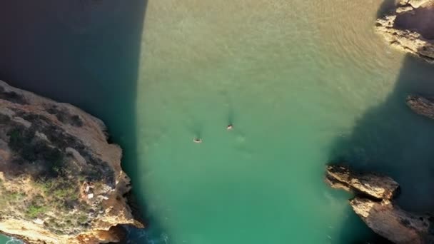 Vista aérea de belas praias portuguesas com praias arenosas rochosas e areia pura para os turistas recreação no Algarve, no sul. — Vídeo de Stock