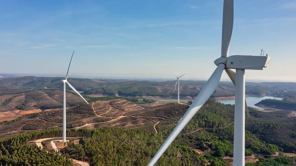 Letecký pohled větrná turbína ekologické obnovitelné energie koncept na portugalských horách pozadí. — Stock fotografie