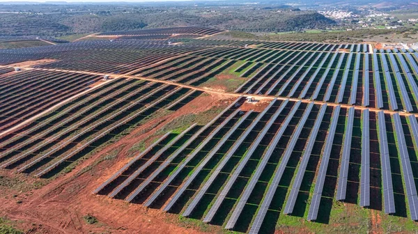 Vista aérea do campo com painéis solares fotovoltaicos conceito de energia renovável eco-friendly. — Fotografia de Stock