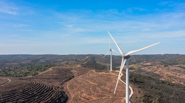 Letecký pohled větrná turbína ekologické obnovitelné energie koncept na portugalských horách pozadí. — Stock fotografie