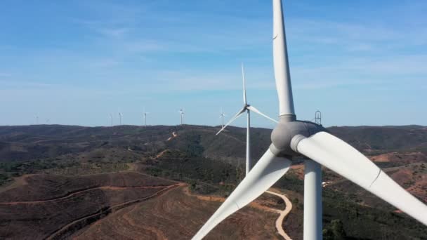 Erzeugung sauberen grünen Stroms aus Windenergieanlagen in der portugiesischen Bergregion. Sorge für Umwelt und Natur. — Stockvideo