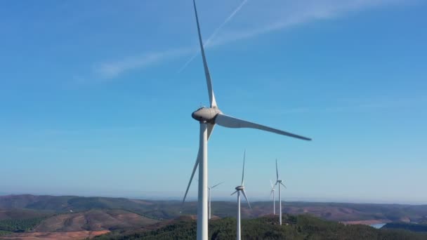 Παραγωγή καθαρής πράσινης ηλεκτρικής ενέργειας από ανεμογεννήτριες στην ορεινή περιοχή της Πορτογαλίας. Φροντίδα για το περιβάλλον και τη φύση. — Αρχείο Βίντεο